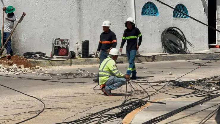 Postes en Costera Vieja-Acapulco.jpg