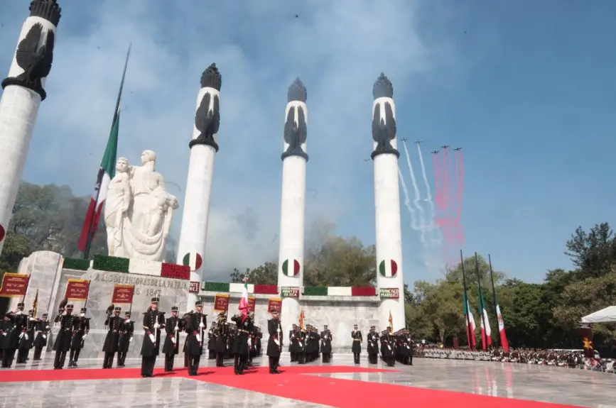 AMLO devela placa por los 200 años del Heroico Colegio Militar