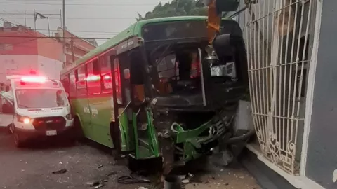 ¡Fuerte imagen! Ambulancia y camión del transporte público chocan en el Centro Histórico de Guadalajara HOY