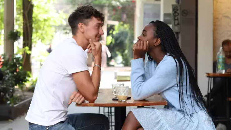 Joven se viraliza por compartir app de citas para conseguir pareja extranjera.jpg