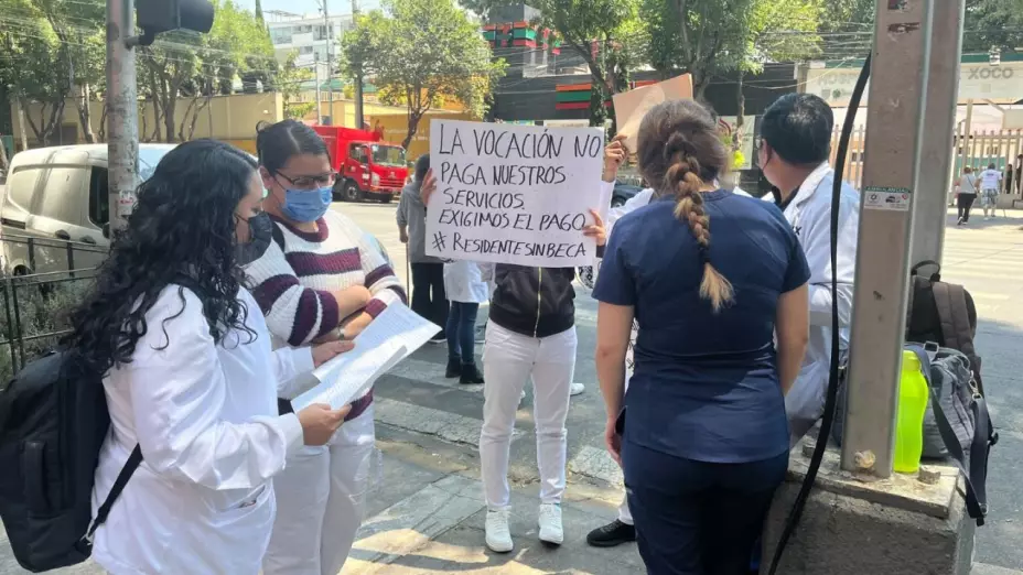Médicos residentes protestan tras la falta de pagos en México