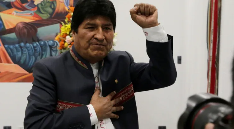 “Quiero denunciar ante el pueblo y el mundo que está en proceso un golpe de Estado. Ya sabíamos, se preparó la derecha con apoyo internacional”, dijo Morales en una rueda de prensa. Imagen: Reuters