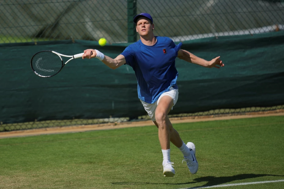 Jannik Sinner inicia en Wimbledon con victoria contundente.jpg
