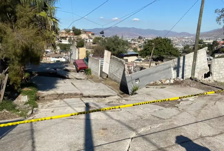 El deslave de tierra se registró en la en la colonia 3 de Octubre; la Dirección de Protección Civil Tijuana reportó que 40 viviendas fueron afectadas.