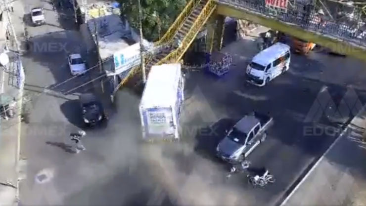 Camión se queda sin frenos e impacta contra puente en Edomex