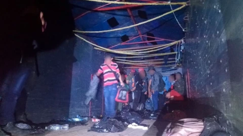 Rescatan a migrantes abandonados.