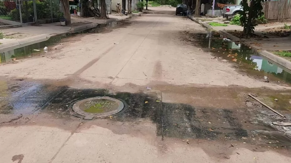 Fuga de aguas negras dificulta la vida de Olga, en Los Mochis