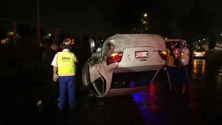 Vuelca auto sobre Eje Central