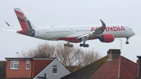 Avión de Air india volando cerca de viviendas.
