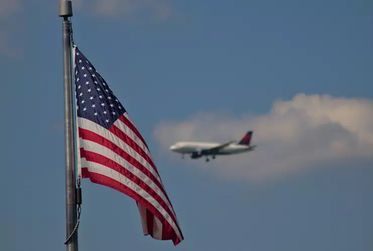 Las únicas identificaciones válidas para subir un avión como mexicano en EUA en 2025