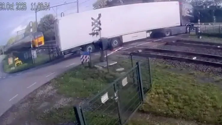 VIDEO ¡IMÁGENES FUERTES! Momento exacto en el que tren impacta brutalmente un camión; hay varios heridos