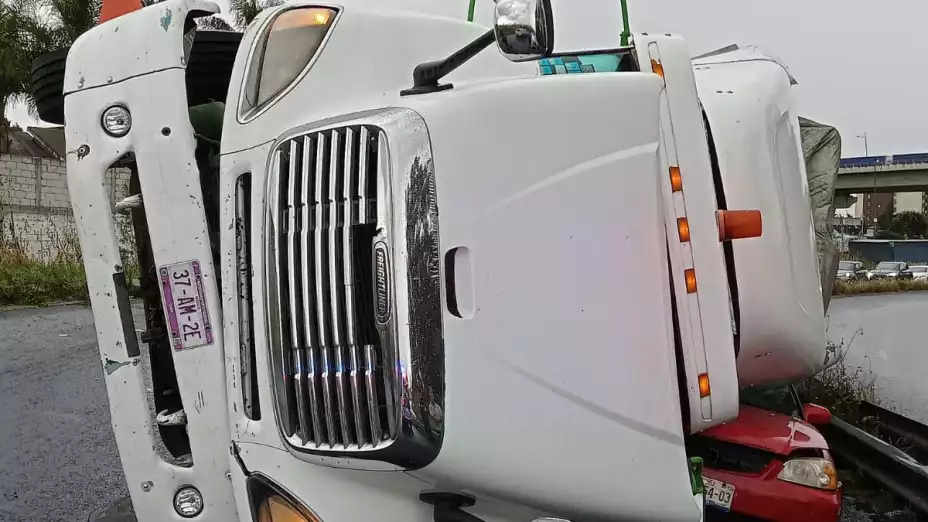 camion-carga-voltea-autopista