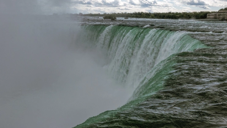 Mujer se lanza a las Cataratas del Niágara
