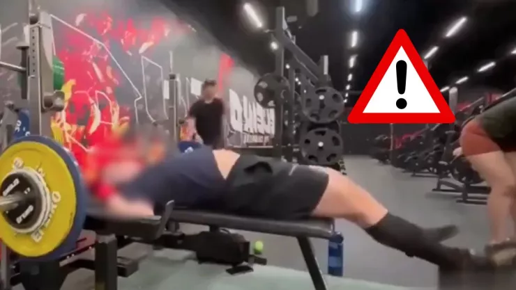 El incidente ocurrió mientras el hombre intentaba levantar una barra pesada