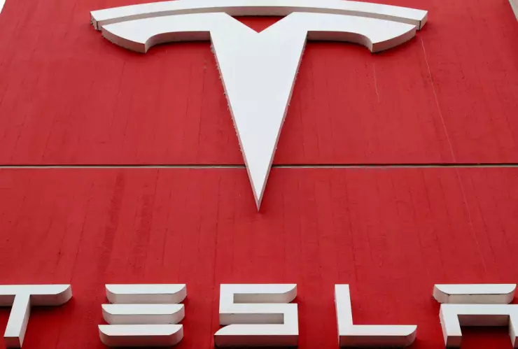 Logotipo del fabricante de automóviles Tesla en una sucursal en Berna, Suiza.