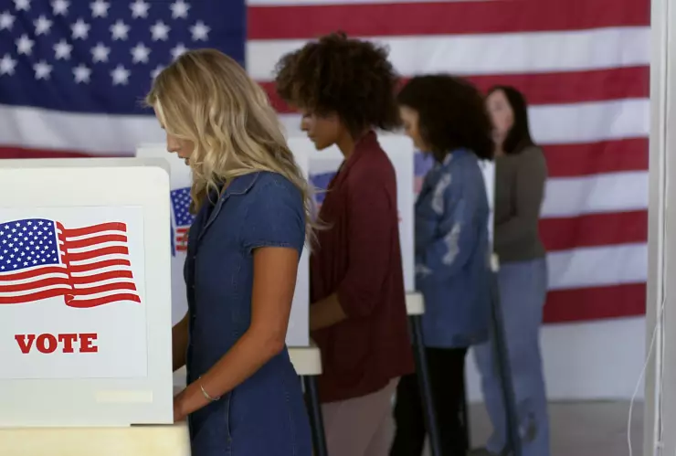 Un grupo de mujers vota en las elecciones de EU.