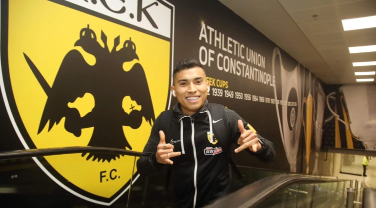 Orbelín Pineda con el AEK