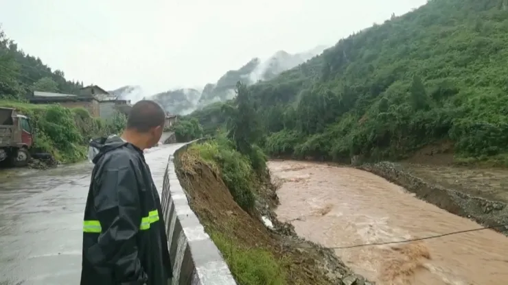 Inundaciones en China provocan derrumbes, desalojos y devastación.