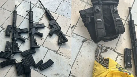 Metralletas con cargaderos, cartuchos y un chaleco antibalas de la banda de secuestradores en Tapachula, Chiapas.