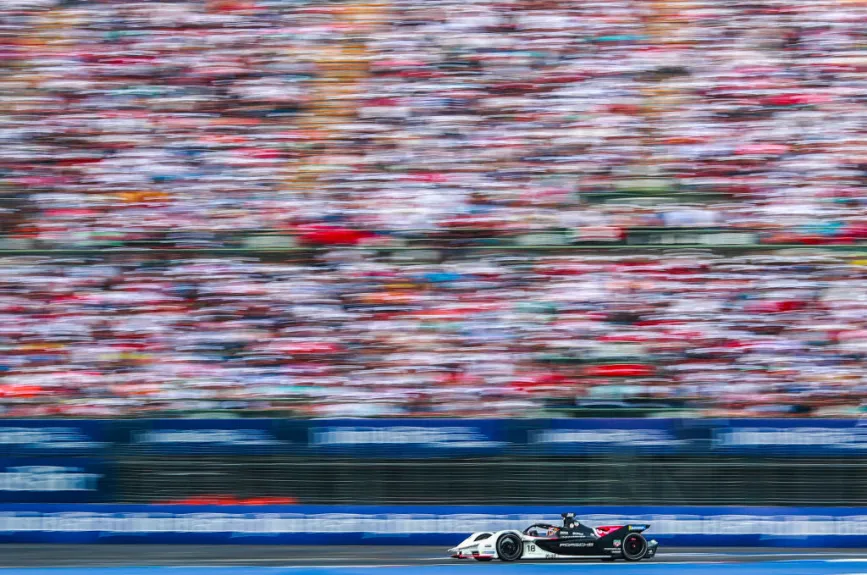 El Neozelandés, Mitch Evans se mantuvo a la cabeza después de 45 minutos de carrera durante el E-Prix de la Fórmula E 2020.