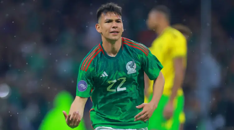 Chucky Lozano celebra su gol con la Selección Mexicana