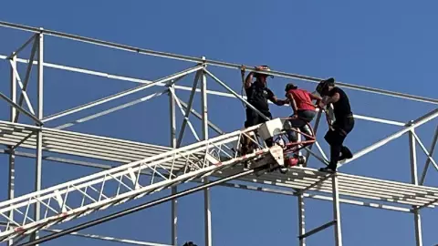 ¡Ya le gustó! Hombre que trepó a estructura metálica en bulevar, el mismo que subió a torre en Malecón de Veracruz