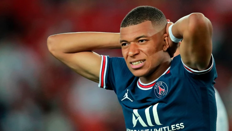 Kylian Mbappé en un juego con PSG