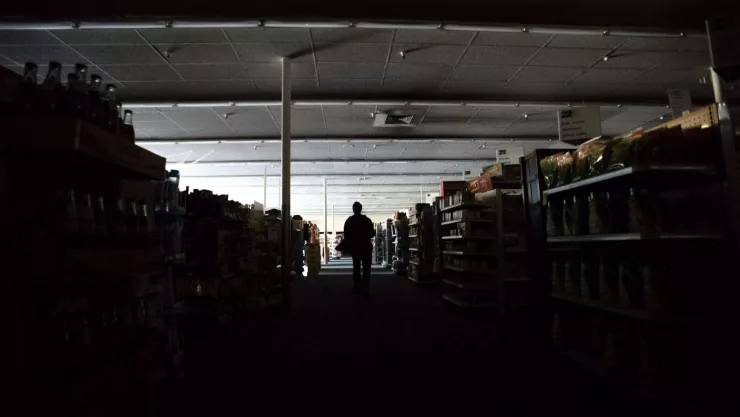 El supervisor de turno James Quinn recorre una farmacia CVS a oscuras en Sonoma, California, 9 de octubre de 2019. Imagen, AP.