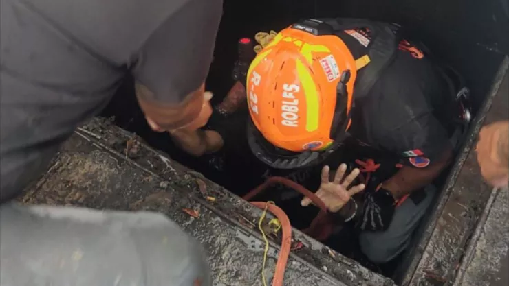 Corriente arrastra a mujer al drenaje en Santa Catarina; logran rescatarla con vida