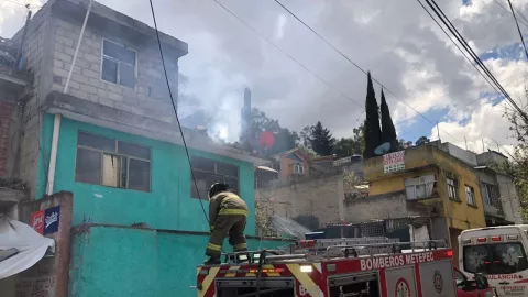 bomberos trabajando tras una explosión en vivienda de Metepec