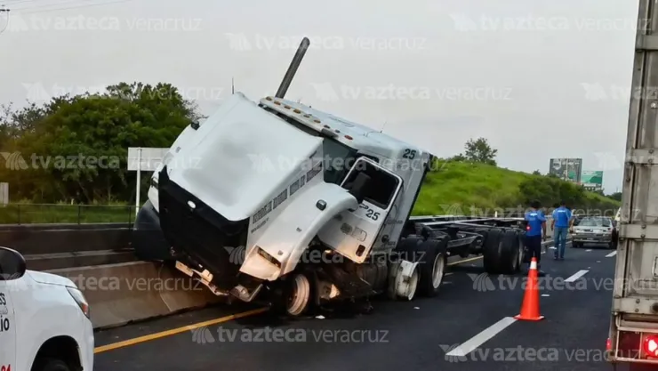 El tráiler chocó contra un muro de contención sobre la carretera Xalapa-Veracruz