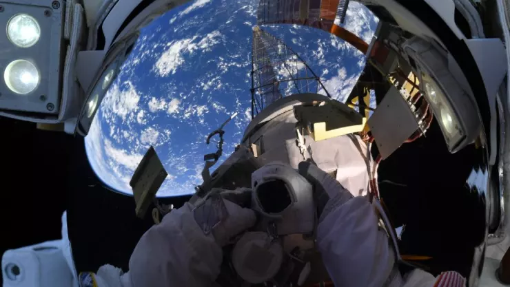 astronauta viaja espacio