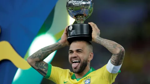 El jugador brasile&ntilde;o Dani Alves celebra con su trofeo del Jugador M&aacute;s Valioso de la Copa Am&eacute;rica 2019. Imagen: Reuters