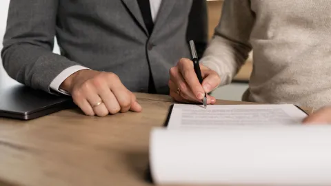 No firmes contratos durante estos días, según la astrología