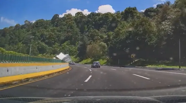 VIDEO: Se voltea un tráiler en La Pera y usuarios graban el momento exacto del accidente en la México-Cuernavaca
