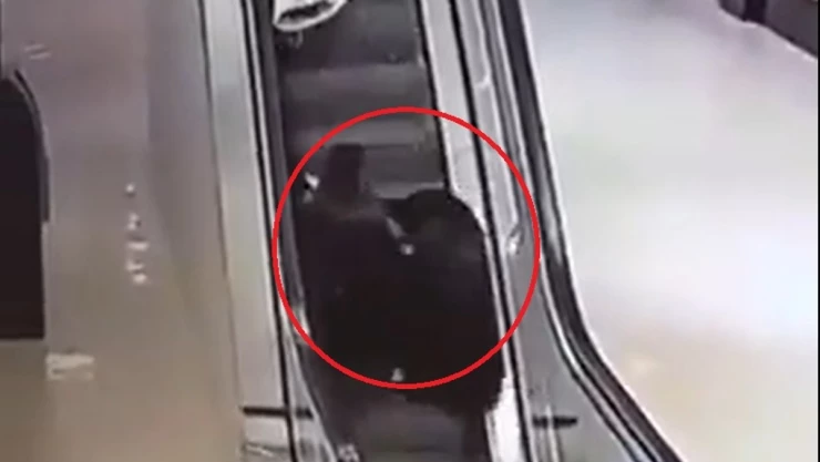 Mujeres caen por escaleras eléctricas