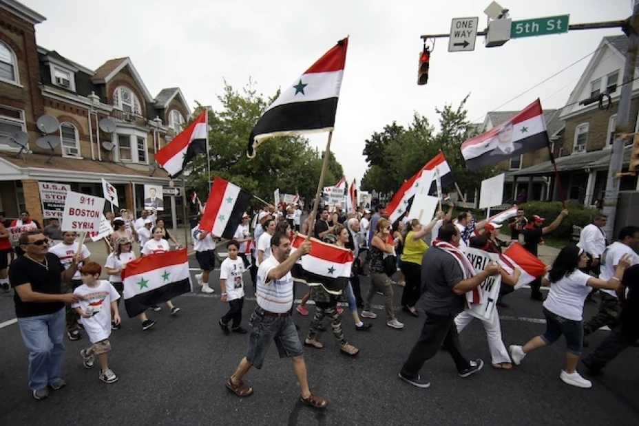 Miembros de la comunidad de Allentown, Pensilvania, marchan para protestar contra el involucramiento de Estados Unidos en Siria