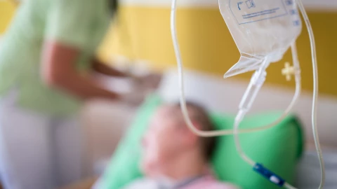 Mujer sobreviviente de cáncer duró 335 días con la COVID-19