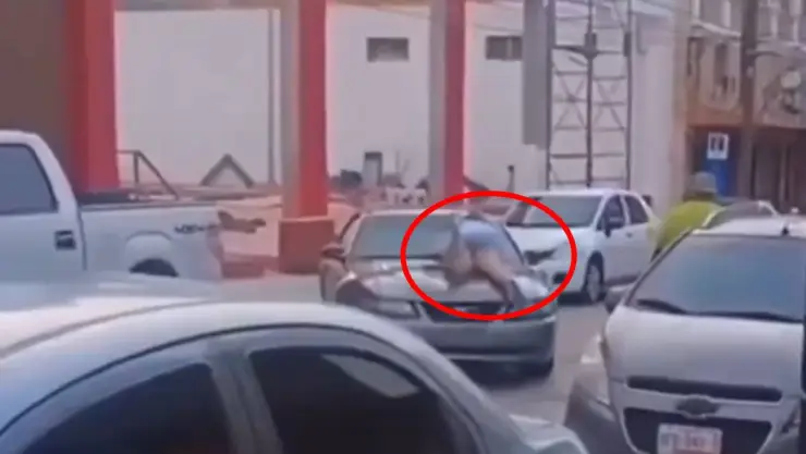 mujer se lanza de auto en movimiento.