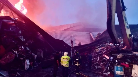 Incendio-en-bodega-de-chatarra-en-Atizapán-de-Zaragoza-Edomex.jpg