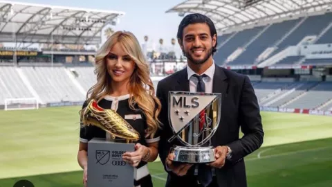 Carlos Vela y su esposa