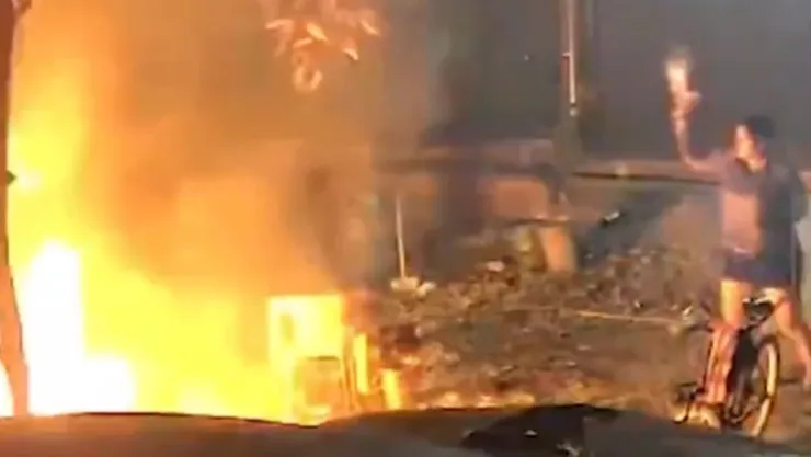 Video Mujer prende fuego auto expareja Nuevo León