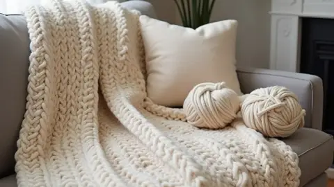 4 opciones que están reemplazando los cojines decorativos de las salas pequeñas