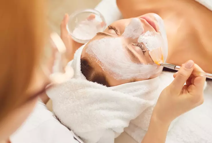 Esta es la mascarilla con 2 ingredientes de cocina que exfolia tu rostro y lo deja suave