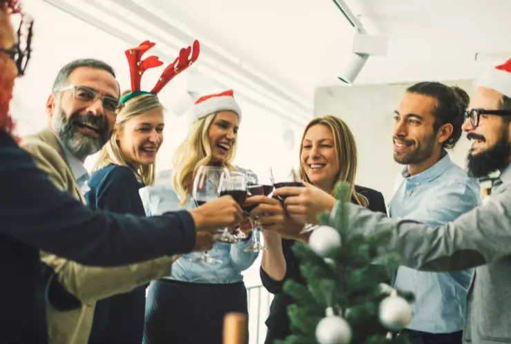 ¿Me pueden obligar a ir a la posada del trabajo o a poner dinero?