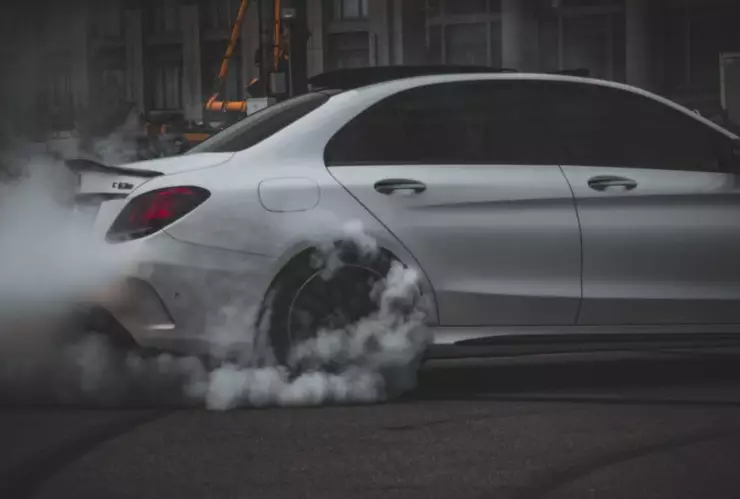 VIDEO: Captan a conductor “quemando llantas” sobre la carretera Tehuacán-Puebla; acusan riesgo vial