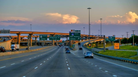 Autos avanzan por carretera de Texas