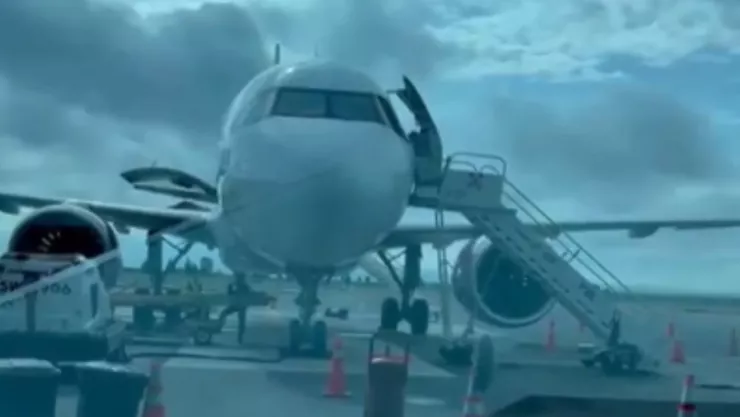 Frente a pasajeros, muere hombre dentro de un avión en el Aeropuerto Hermanos Serdán de Puebla