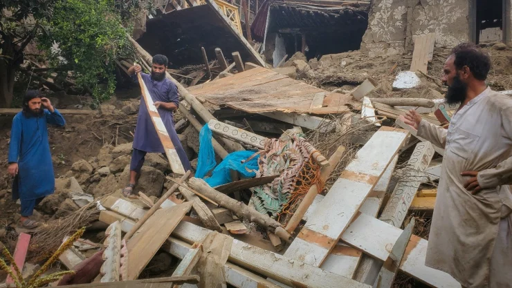 Hombres afganos buscan sus pertenencias entre los escombros de una casa derrumbada tras un terremoto mortal de magnitud 6 que sacudió Afganistán alrededor de la medianoche, en Dara Mazar, en la provincia de Kunar, Afganistán, el 1 de septiembre de 2025.