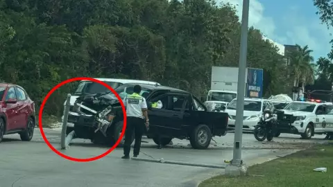 ¡Otro más! Choque de camioneta en la Huayacán genera caos vial en la zona de Cancún